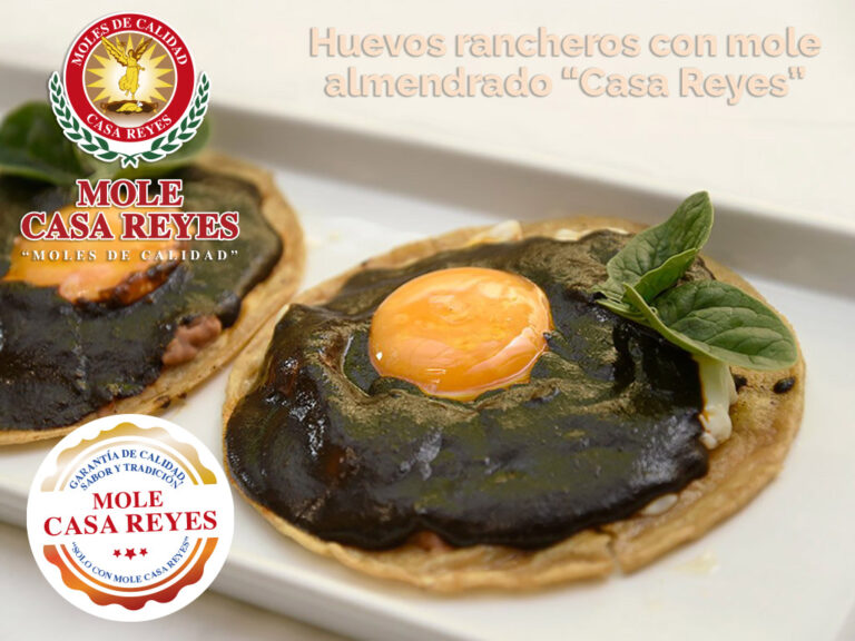 Huevos rancheros con mole