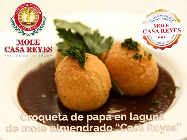 Croquetas de papa en laguna de mole almendrado