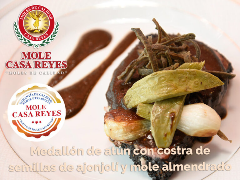 Medallón de atún con costra de semillas de ajonjolí y mole almendrado