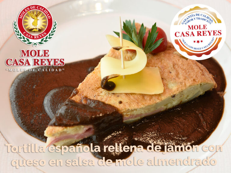 Tortilla española rellena de jamón con queso en salsa de mole almendrado